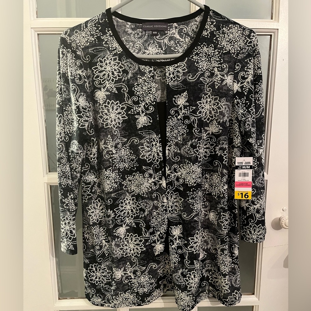 NWT women’s size med fooler top